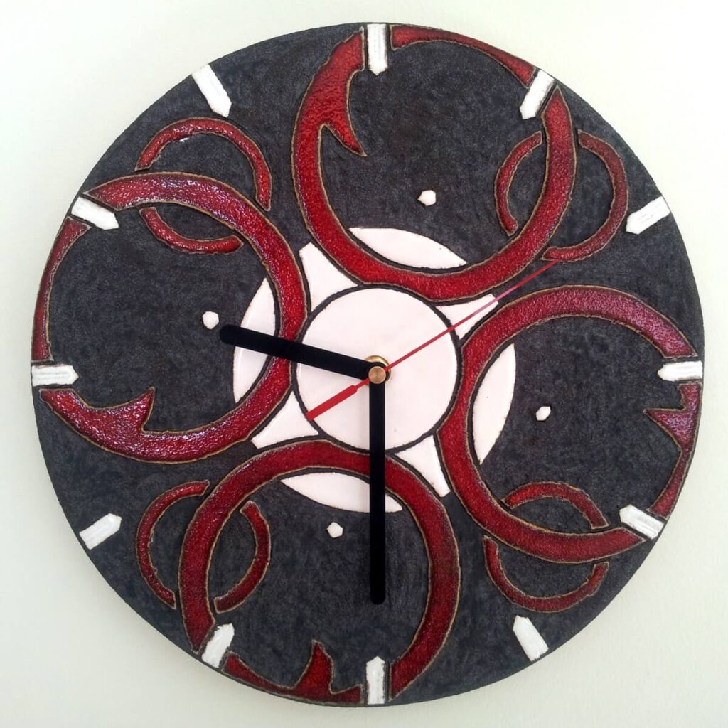 ciekawy czarny zegar