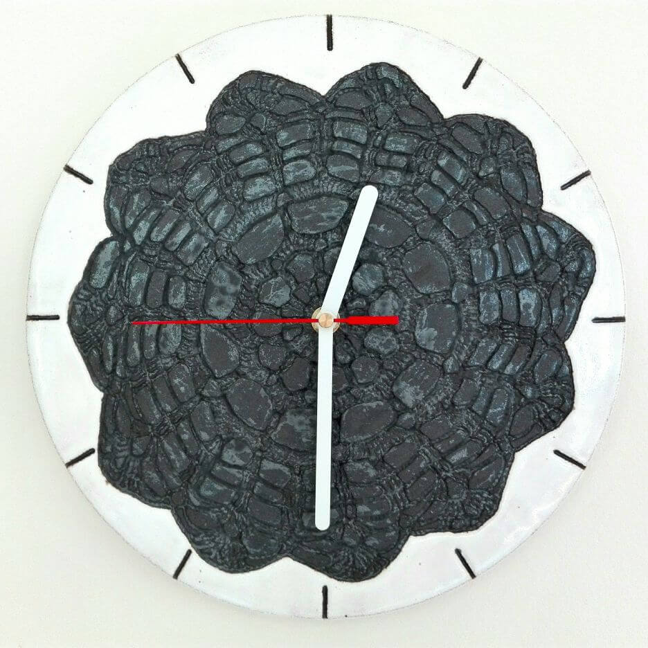 zegar czarna koronka białe tło