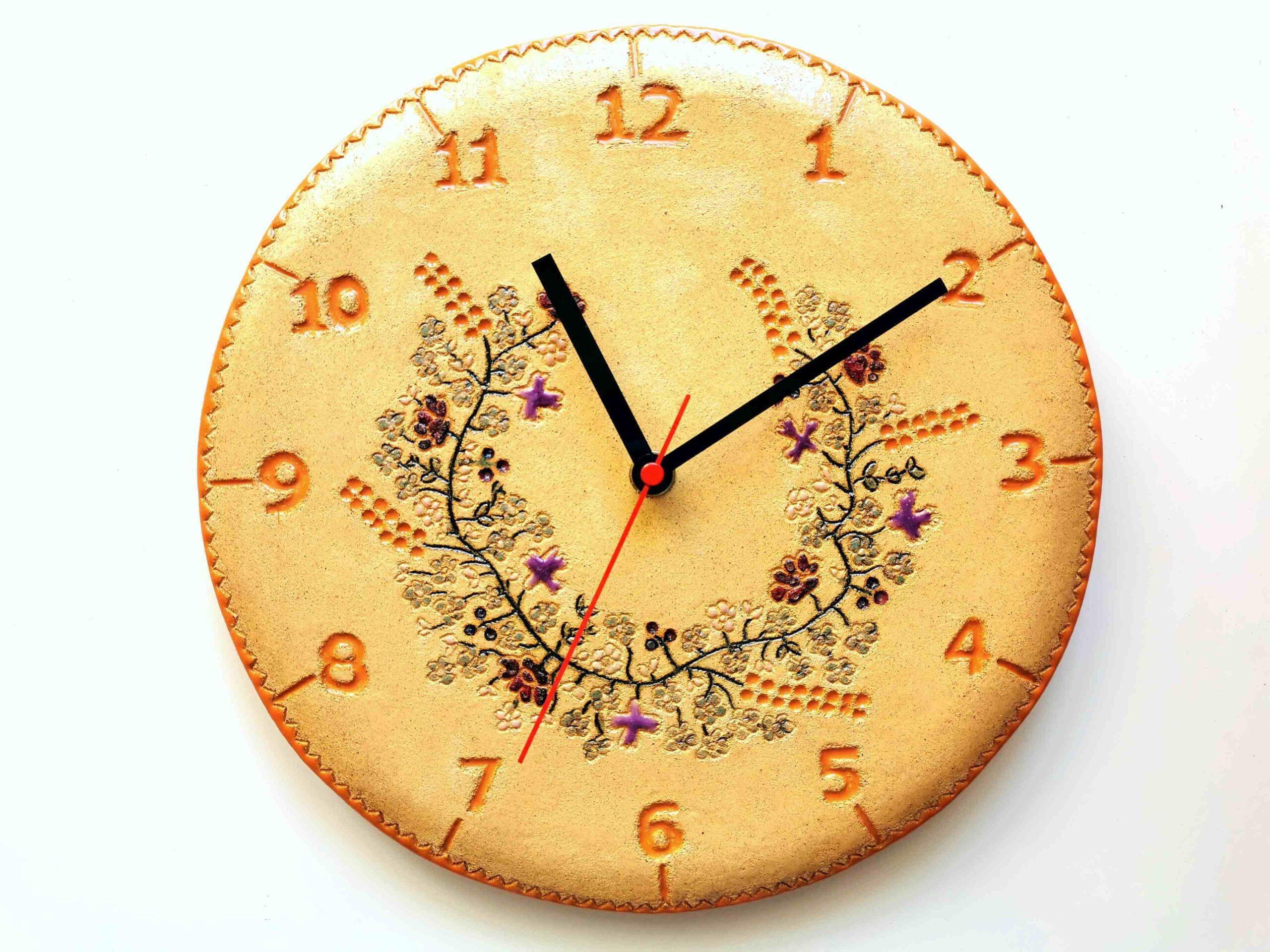 zegar ręcznie wykonany z gliny