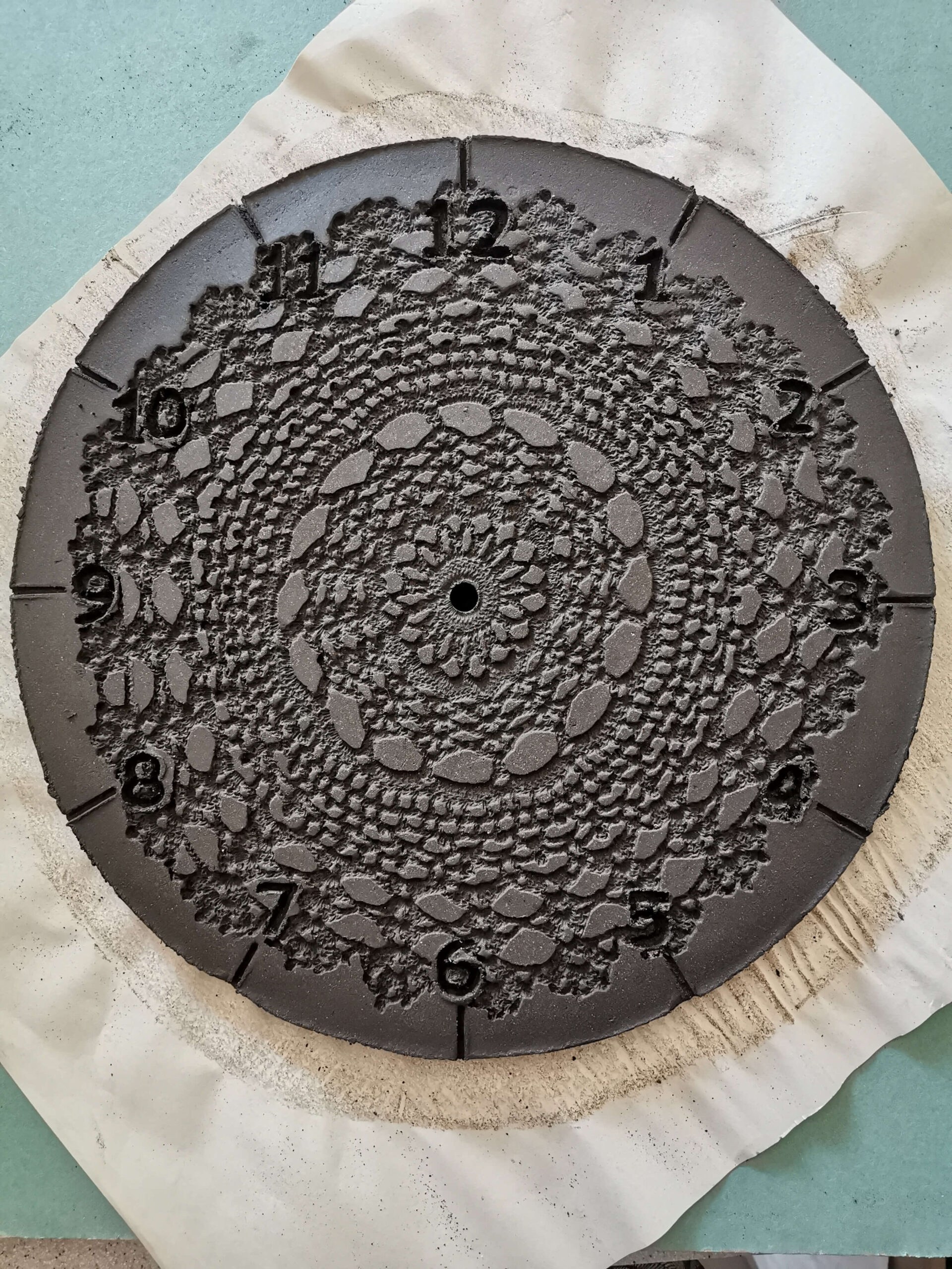 eweolo-niebieski-zegar-swiezo-ulepiony