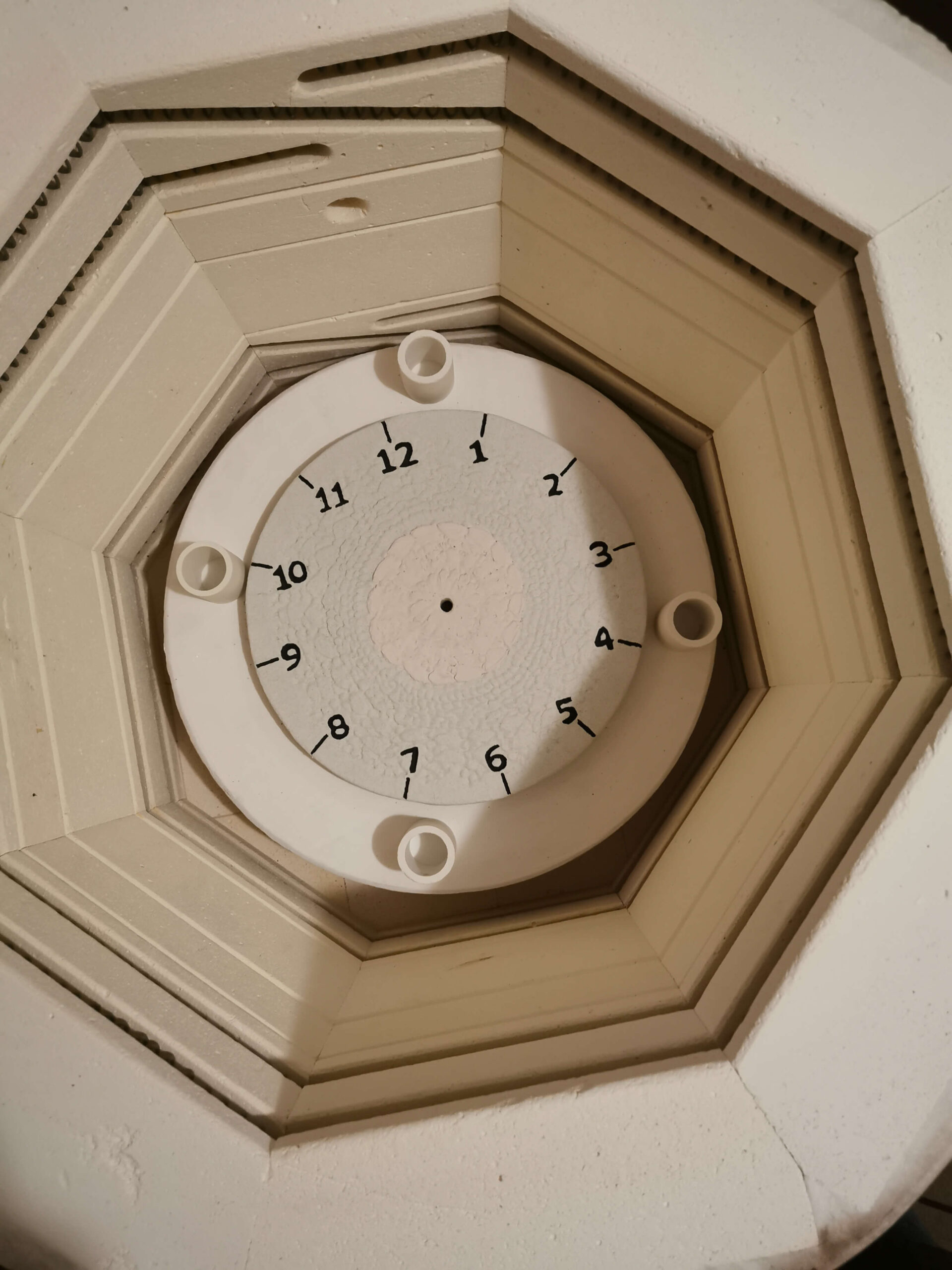 eweolo-zegar-w-piecu-tuz-przed-wypalem