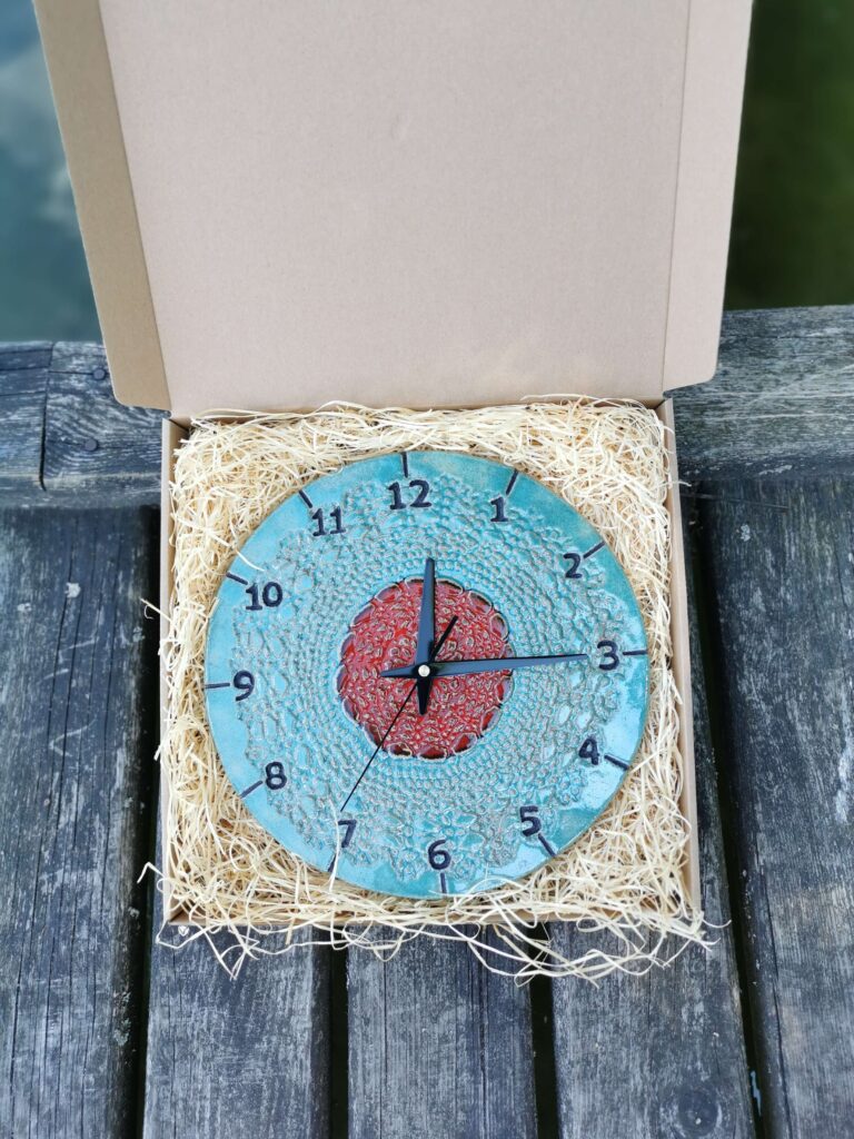 niebieski-zegar-scienny-eweolo-recznie-lepiony