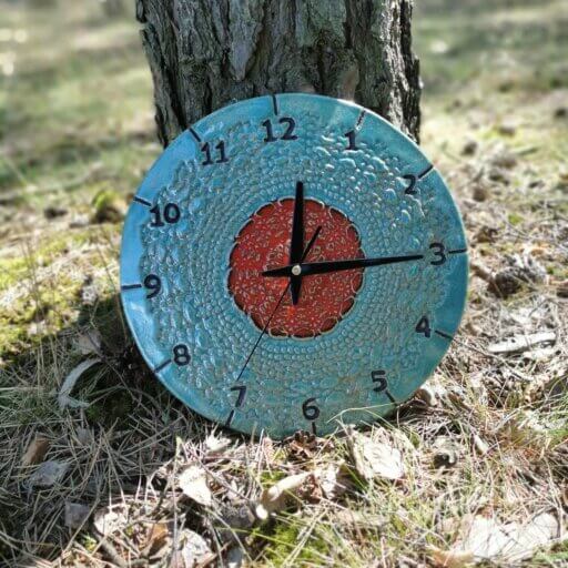 Ceramiczny intensywnie niebieski i czerwony zegar ścienny mandala.