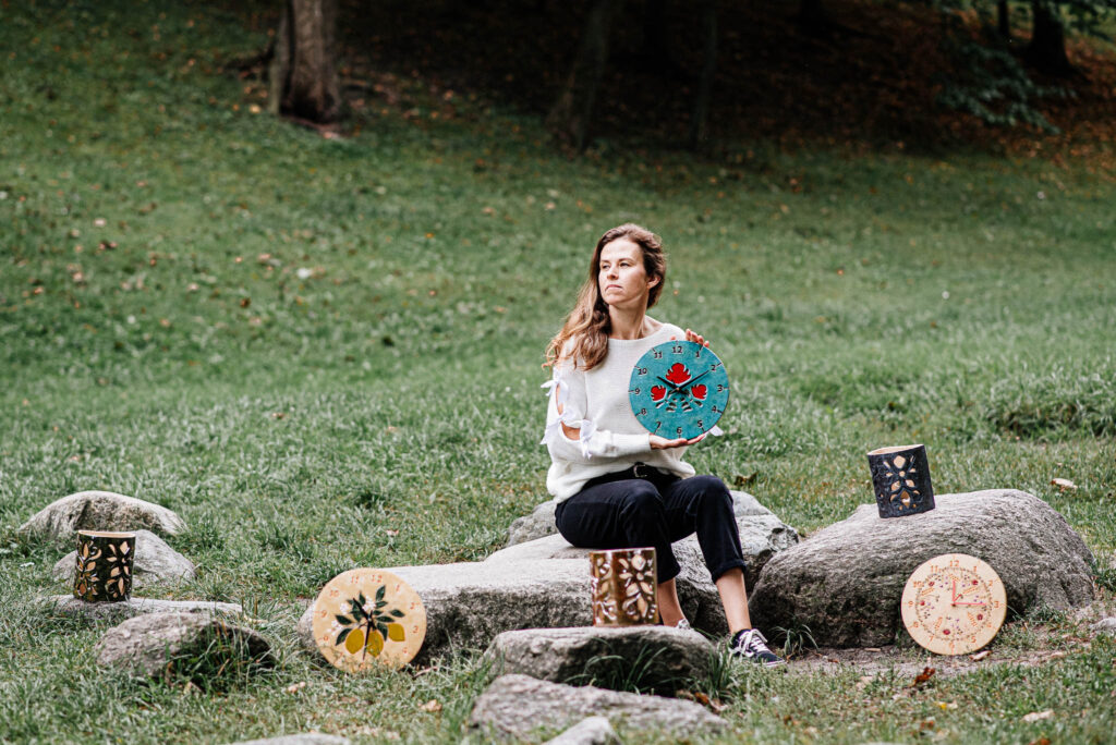 niebieski zegar ścienny czerwone ludowe kwiaty