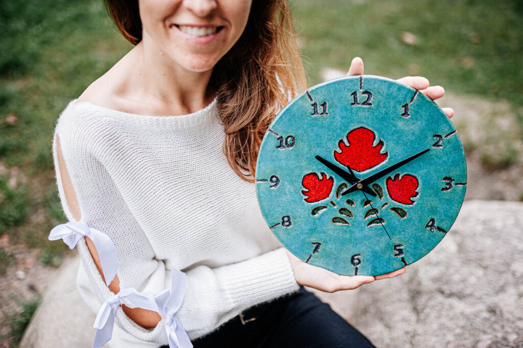 niebieski zegar czerwone ludowe kwiaty