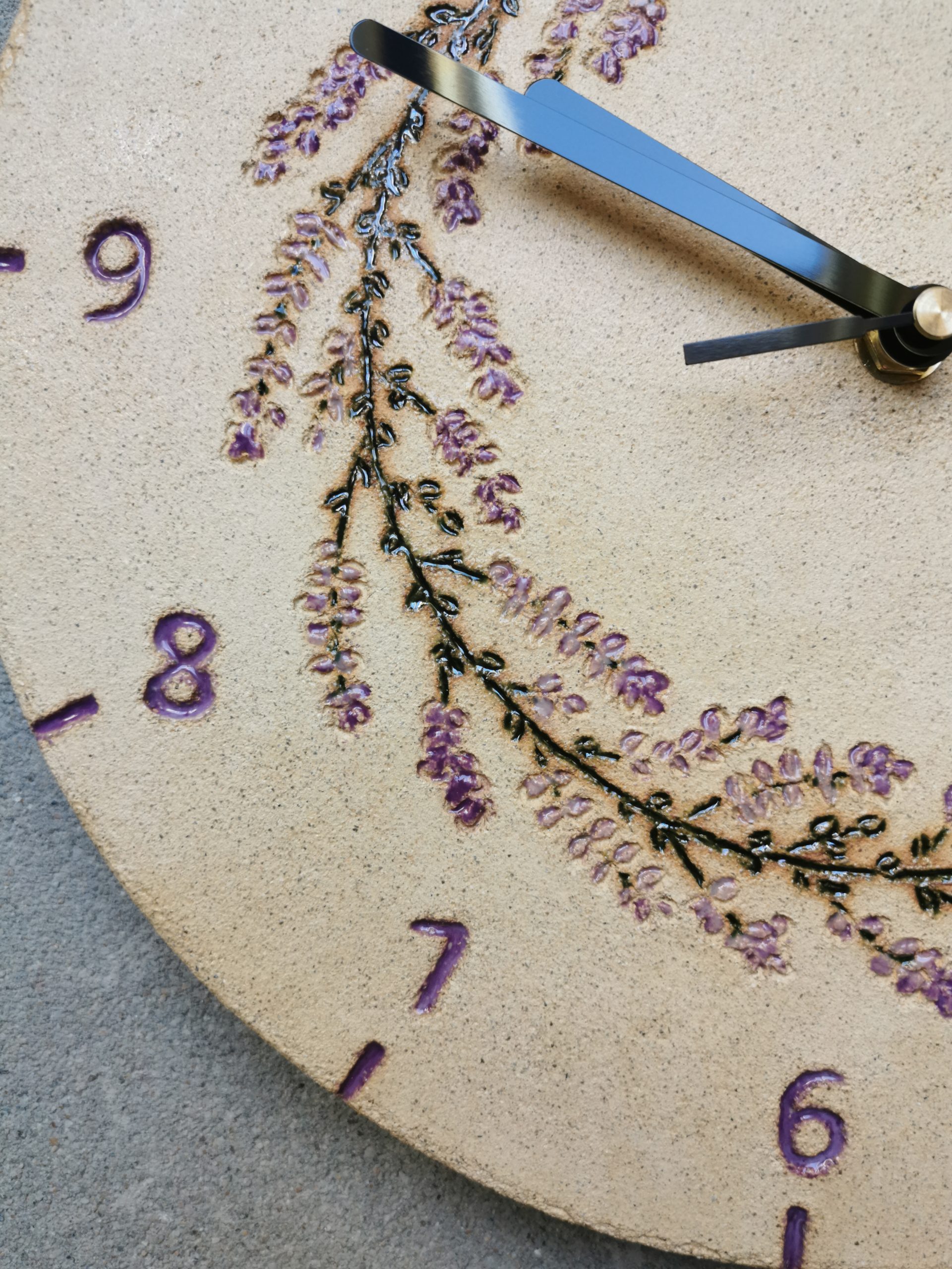 zegar fioletowe kwiatki w wianku