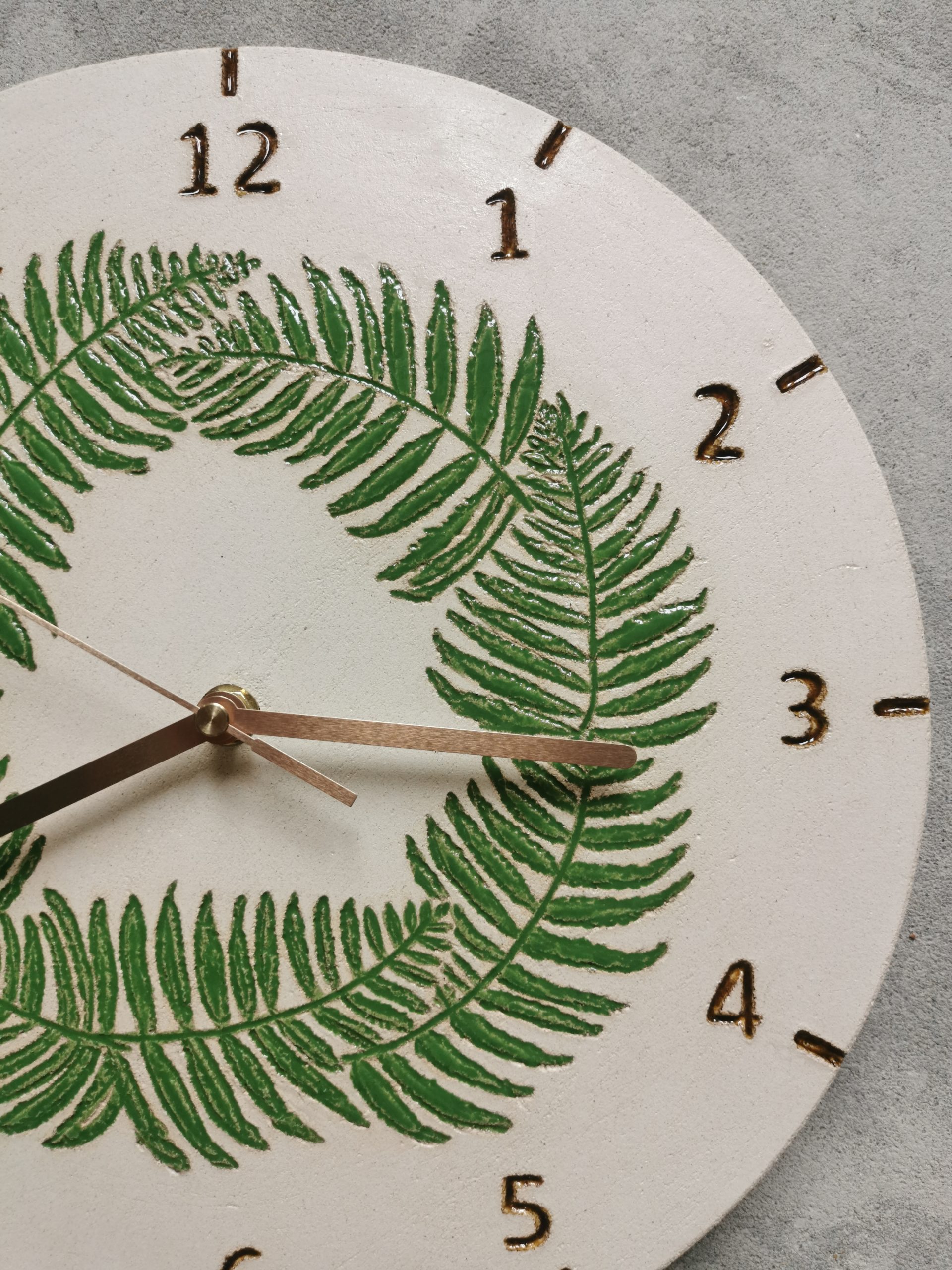 zegar wianek z paproci na ścianę