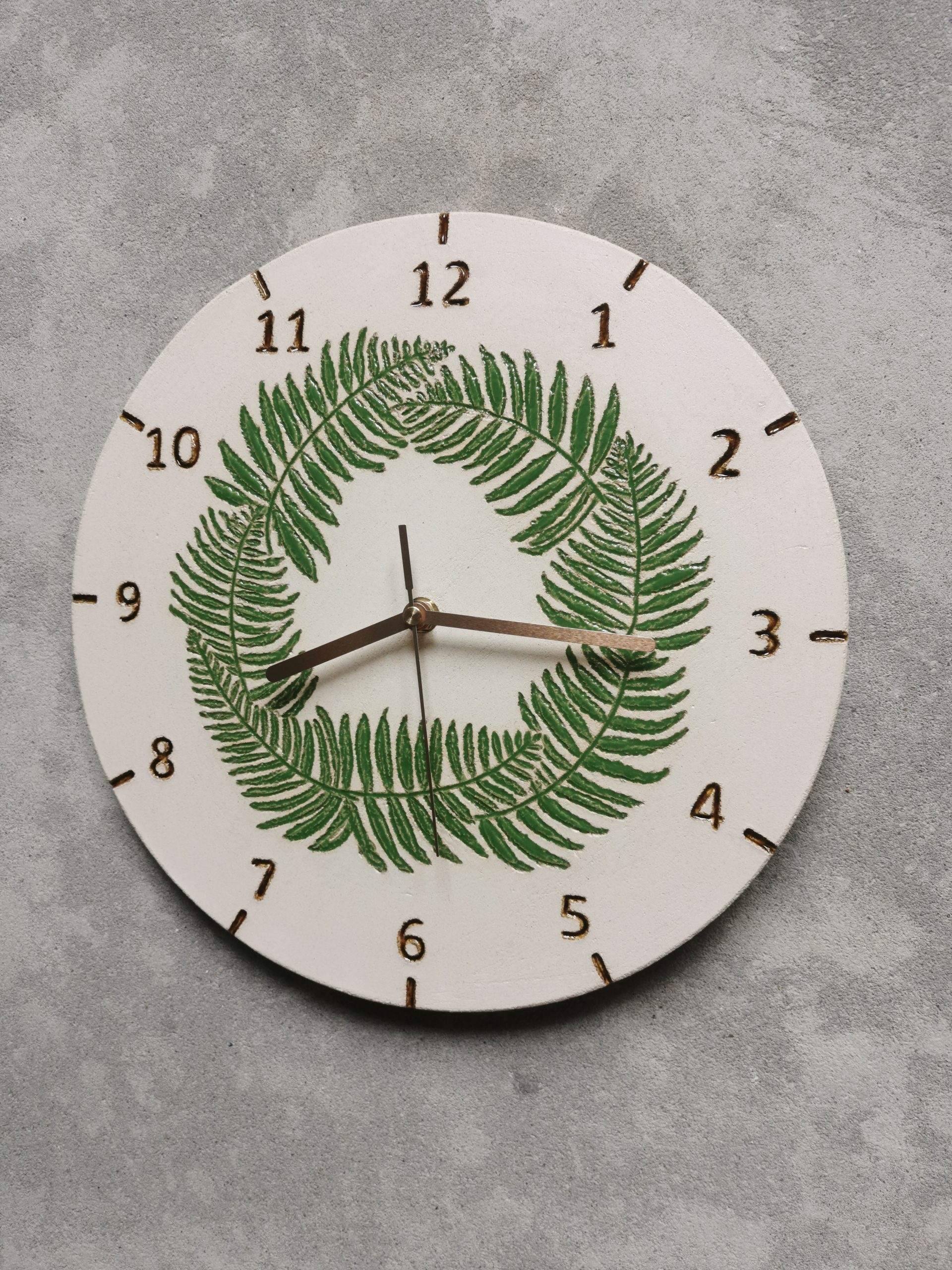 zegar wianek z paproci