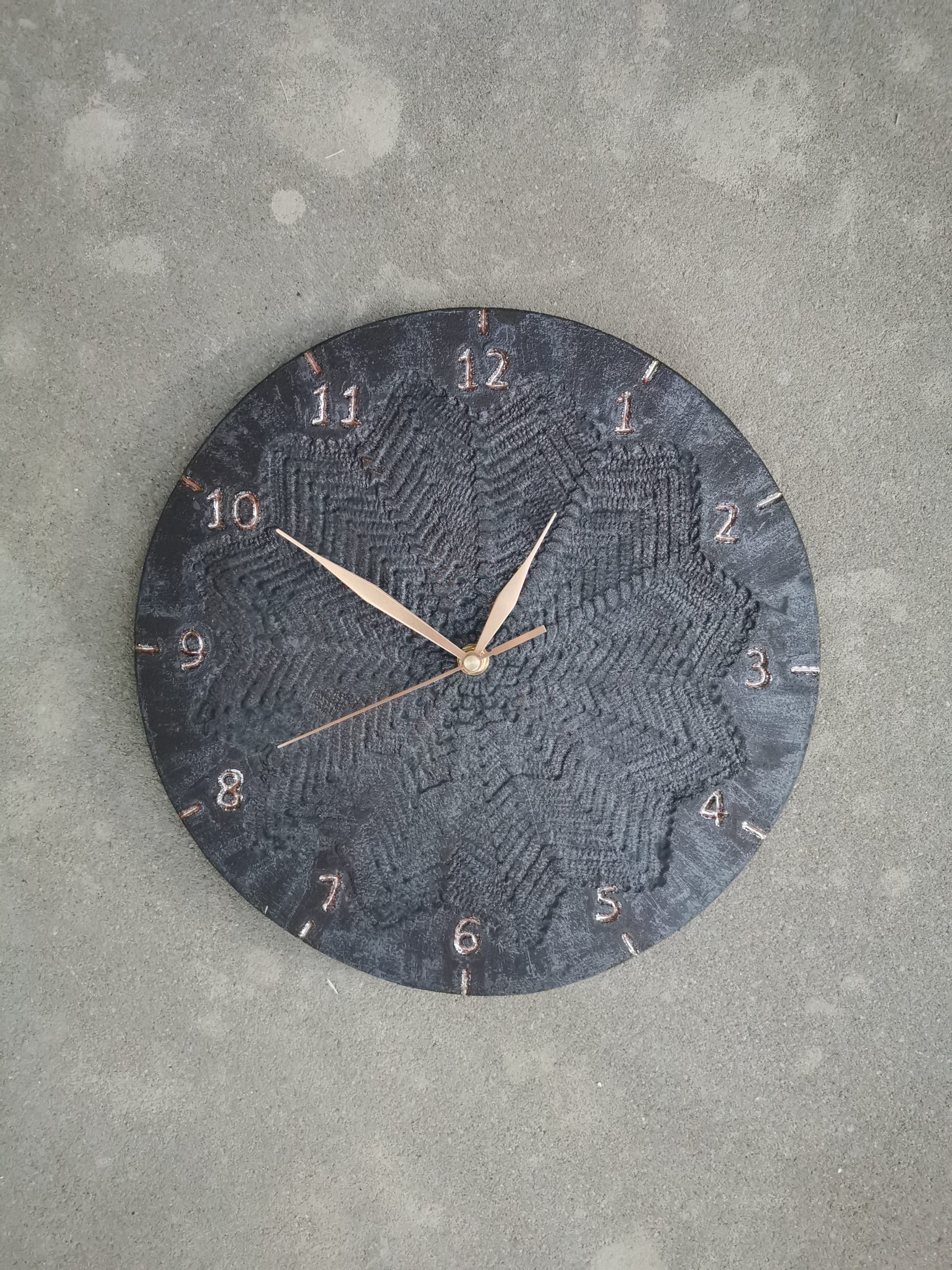czarny zegar do salonu ala beton