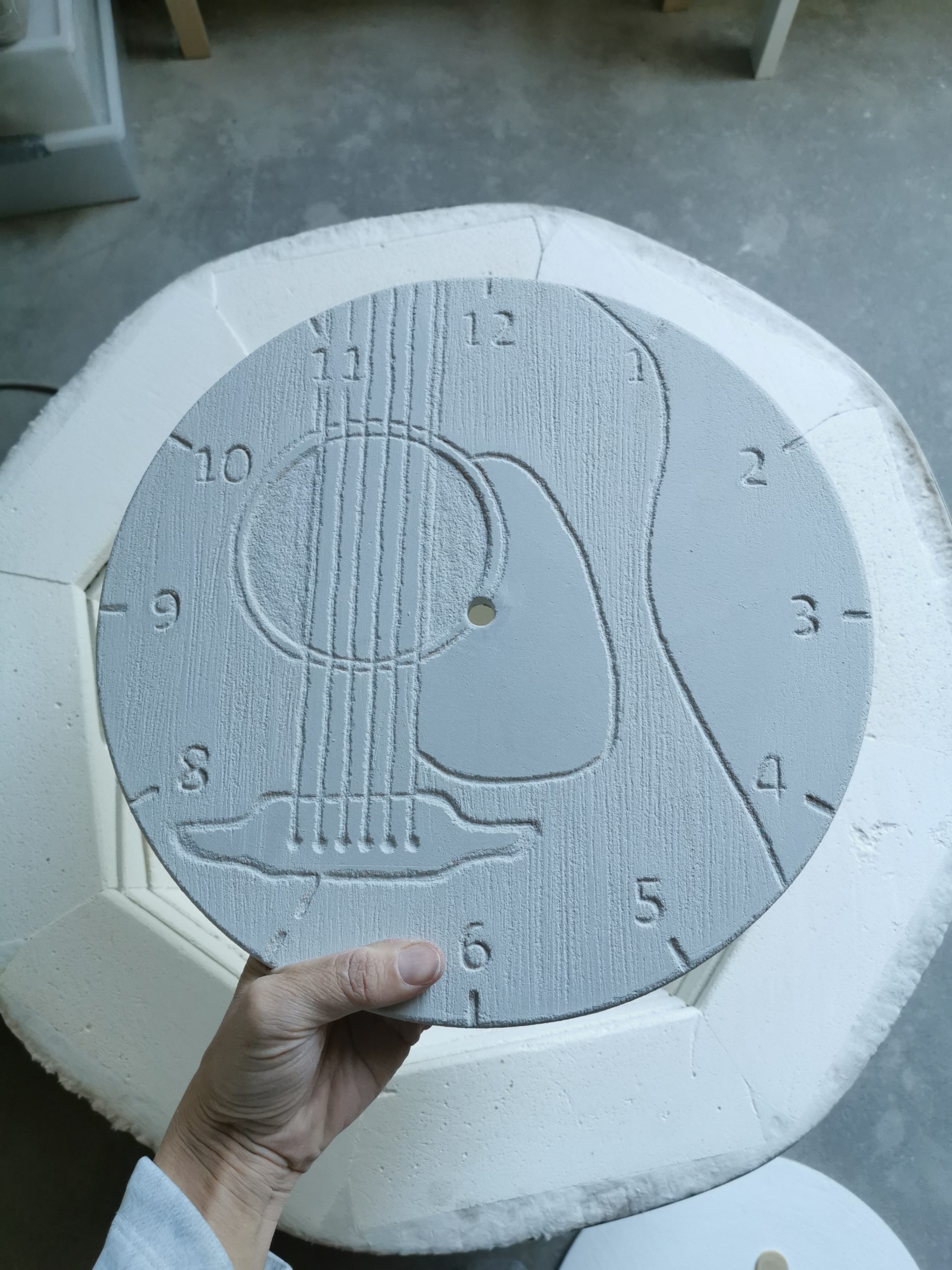 eweolo gitara zegar glina przed wypałem