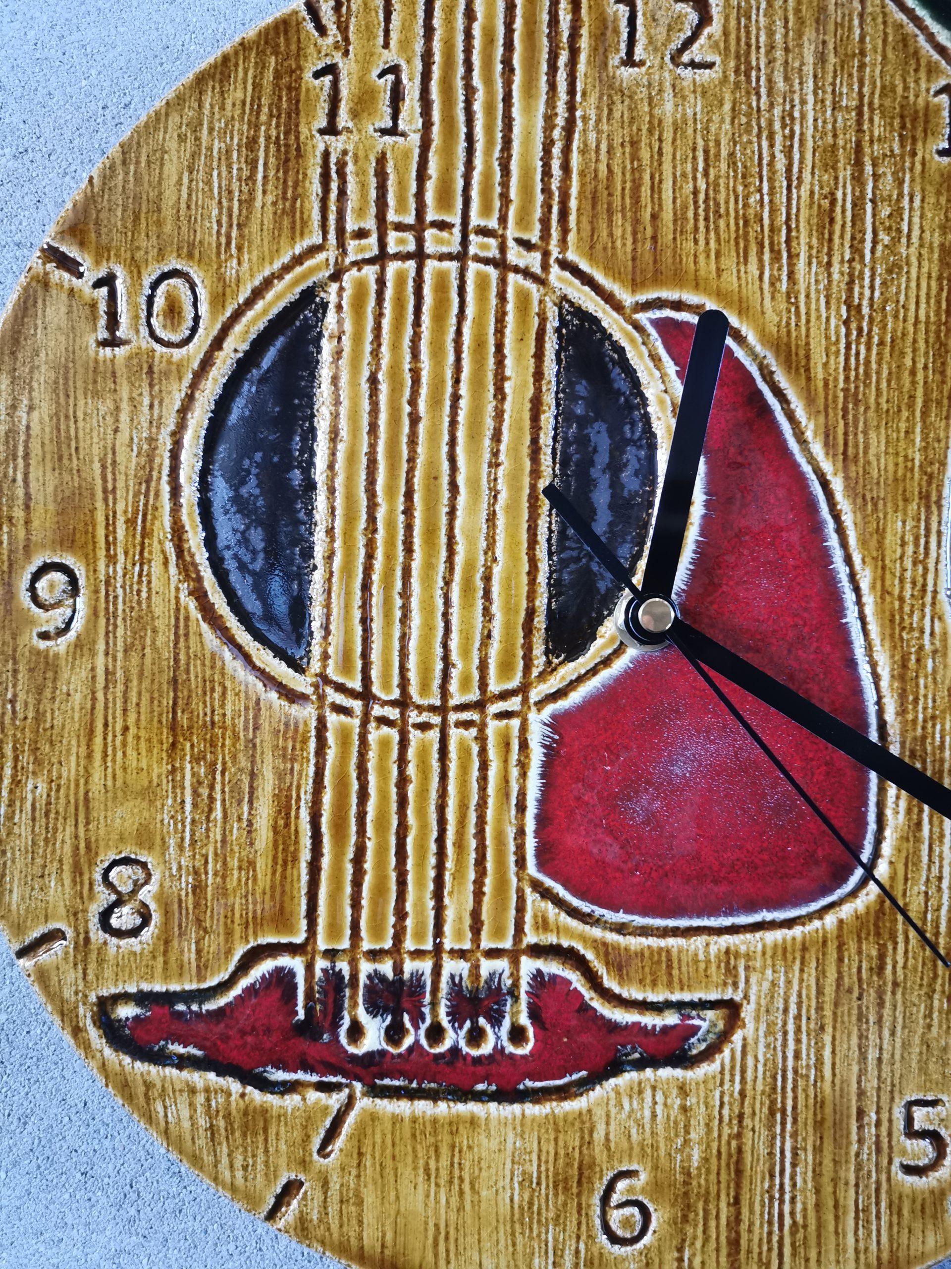 zegar gitara klasyczna wnętrze struny z ceramiki rękodzieło