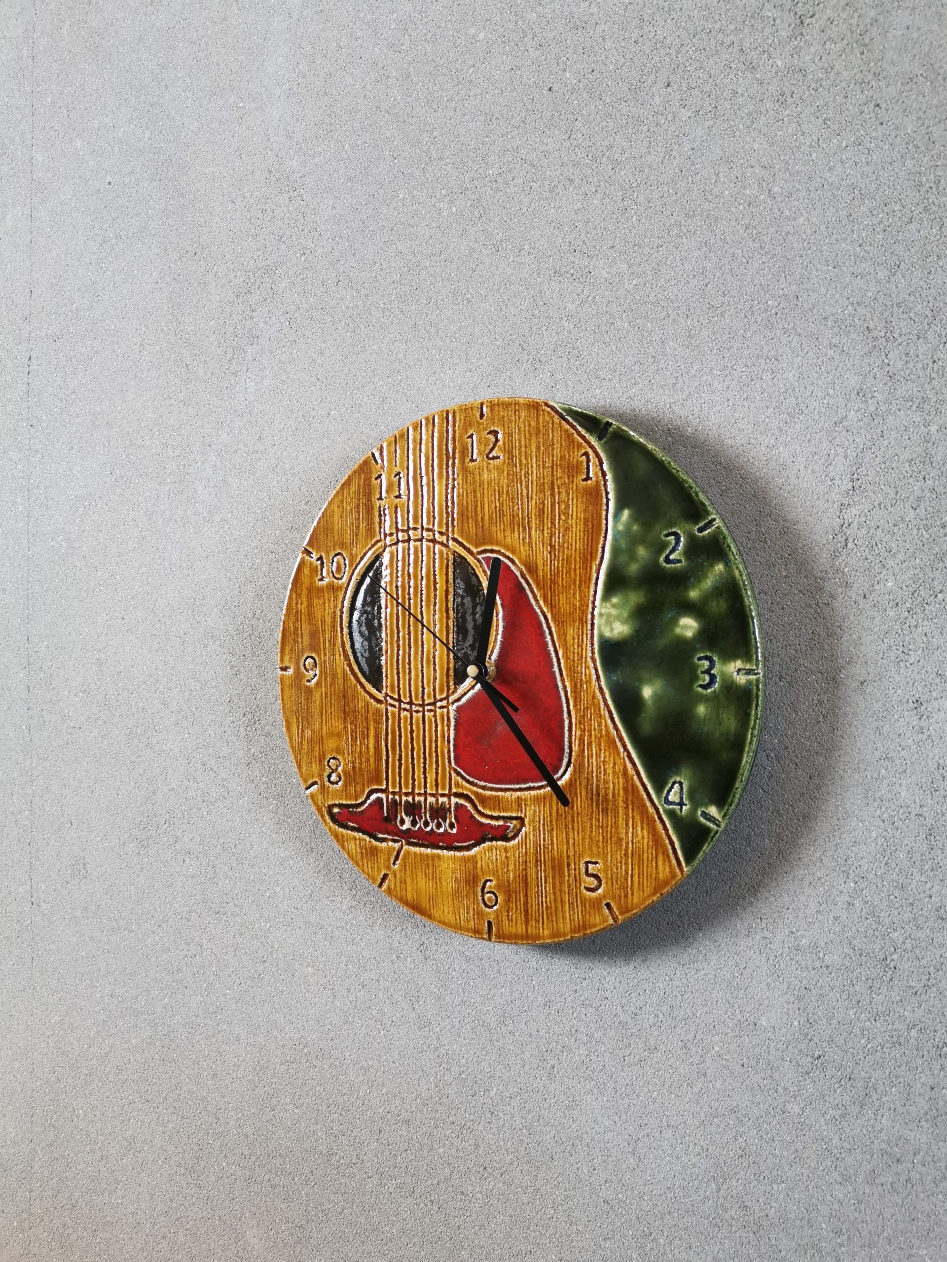 zegar ceramiczny z motywem gitary unikatowy