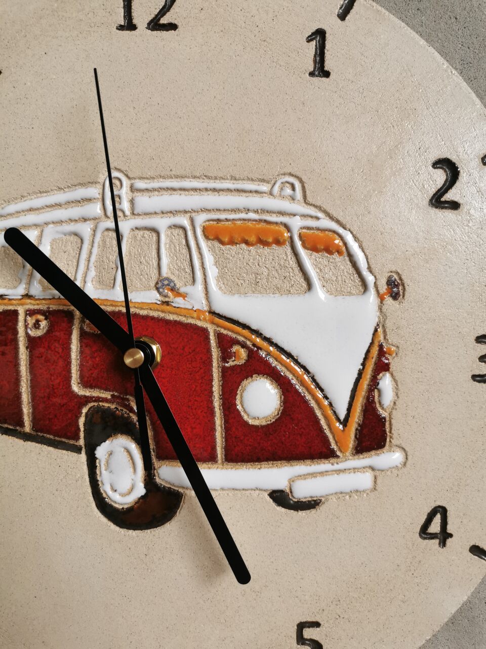 dekoracyjny-recznie-robiony-ceramiczny-zegar-scienny-volkswagen-ogorek-eweolo.pl