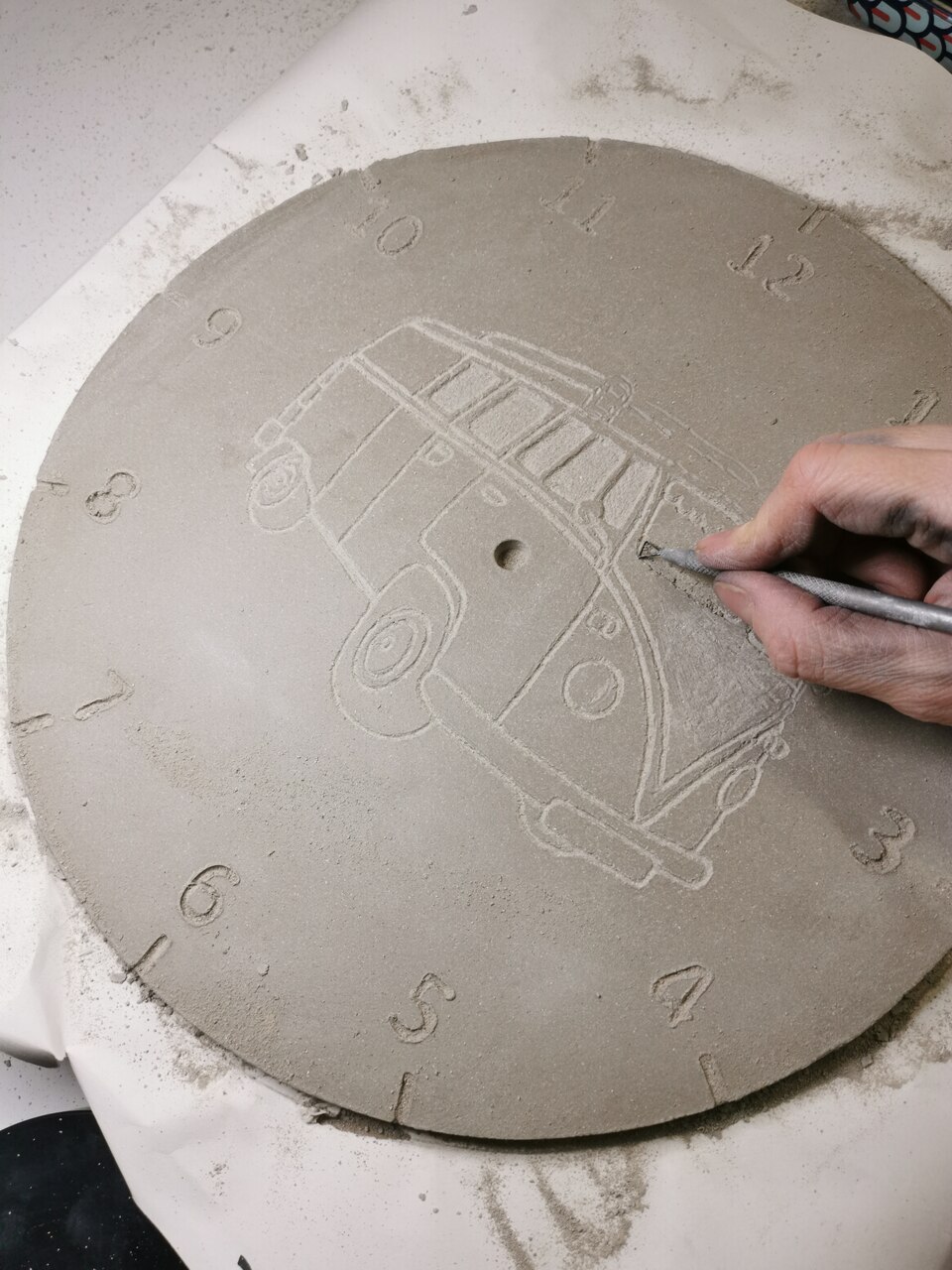 lepienie ceramicznego zegara ściennego kampera