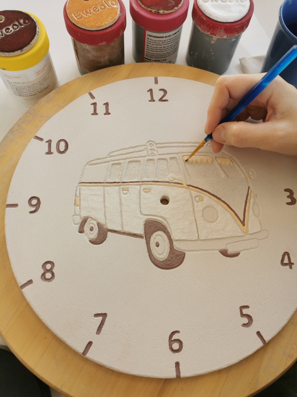 Malowanie pędzlem ceramicznego zegara z t1 ogórkiem VW