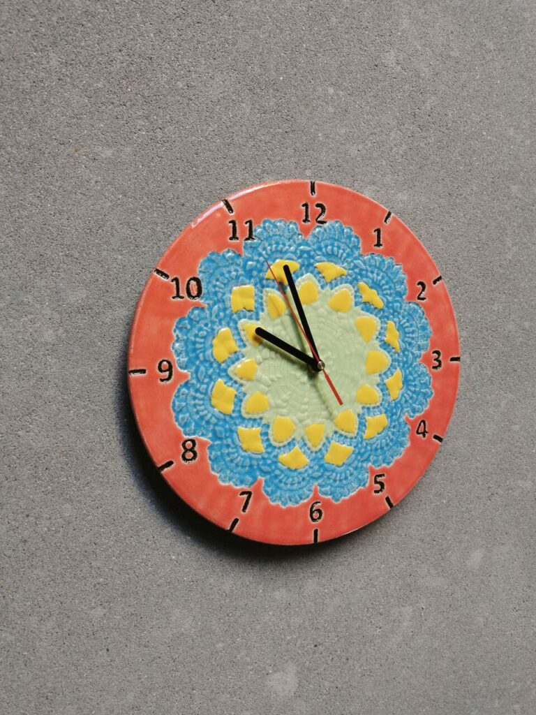 czerwony wiosenny zegar z gliny