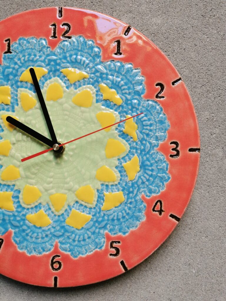 energetyczny wiosenny zegar z gliny