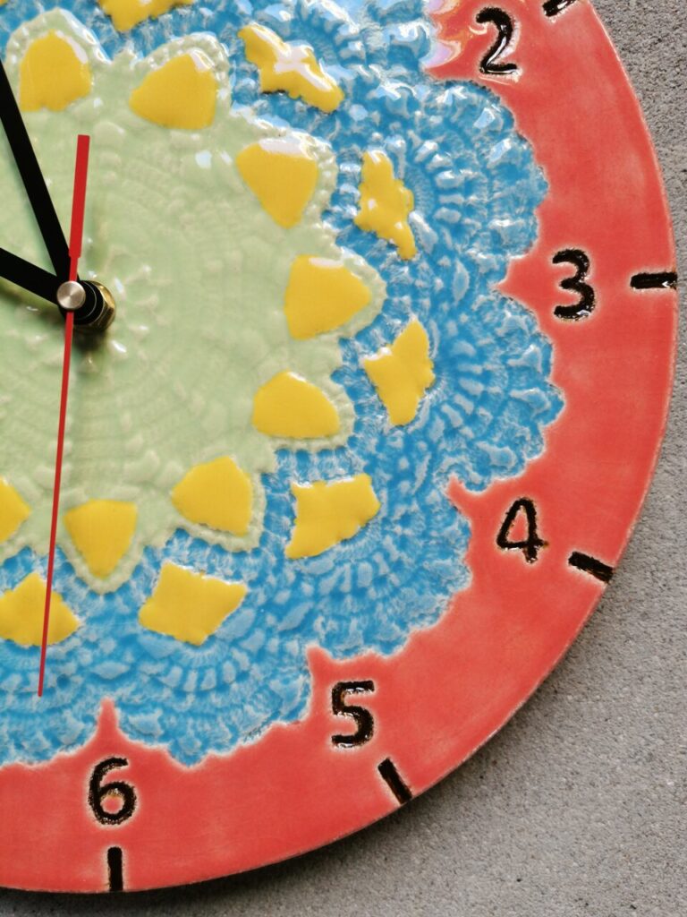 wiosenny zegar z gliny ludowy