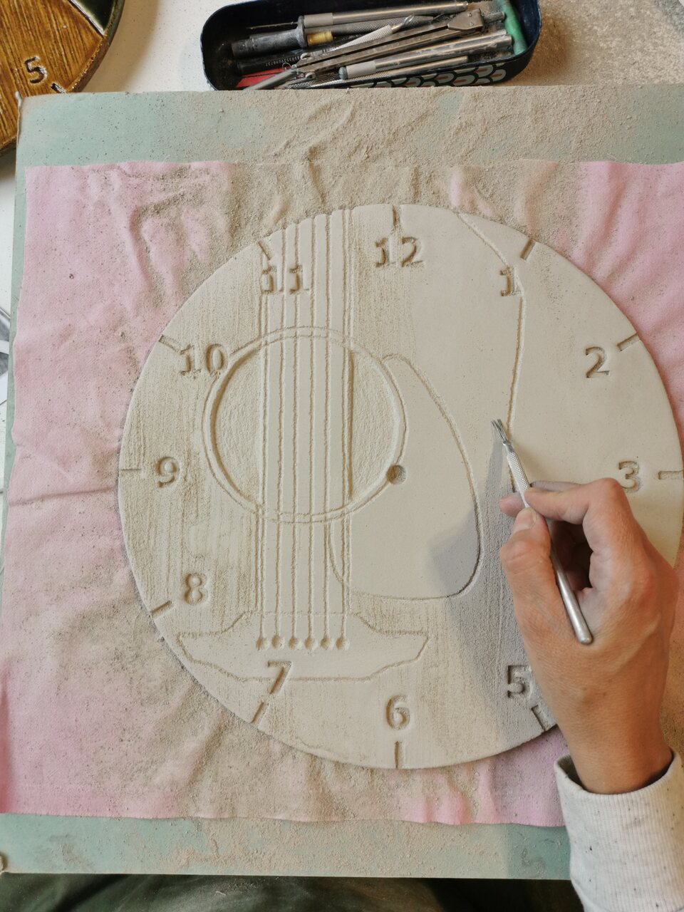 ceramiczny-zegar-recznie-robiony-gitara-klasyczna-zielony-bursztynowy-eweolo-lepienie