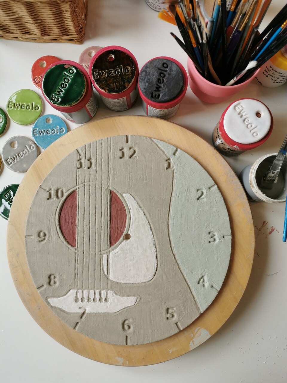 recznie-robiony-zegar-ceramiczny-gitara-klasyczna-zielono-bursztynowy-eweolo-szkliwienie