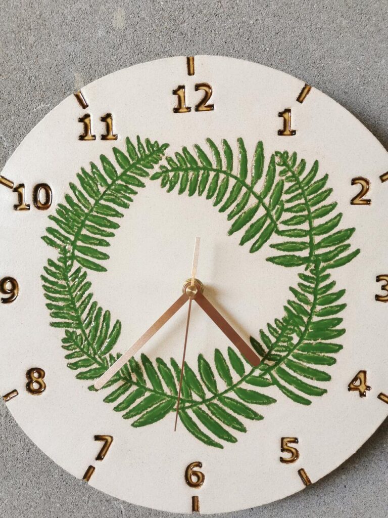 recznie-robiony-zegar-ceramiczny-wianek-paproci-naturalna-glina-zielony-eweolo