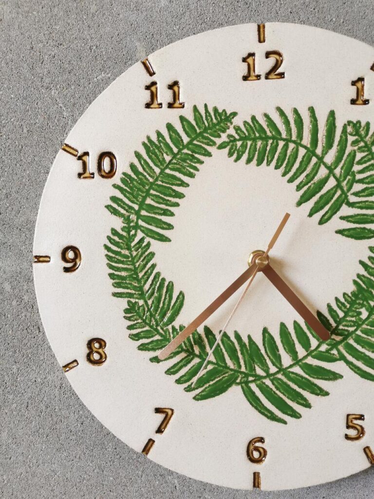 recznie-robiony-zegar-ceramiczny-wianek-paproci-naturalna-glina-zielony-eweolo-pracownia