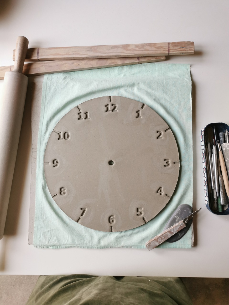 tarcza zegara ceramicznego ręcznie tworzona surowa glina.