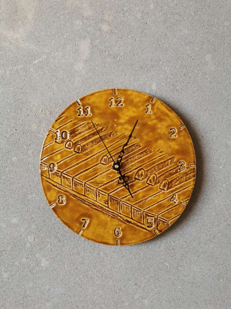 zegar-ceramiczny-bursztynowa-melodia-rekodzielo-pianino-klawisze-eweolo