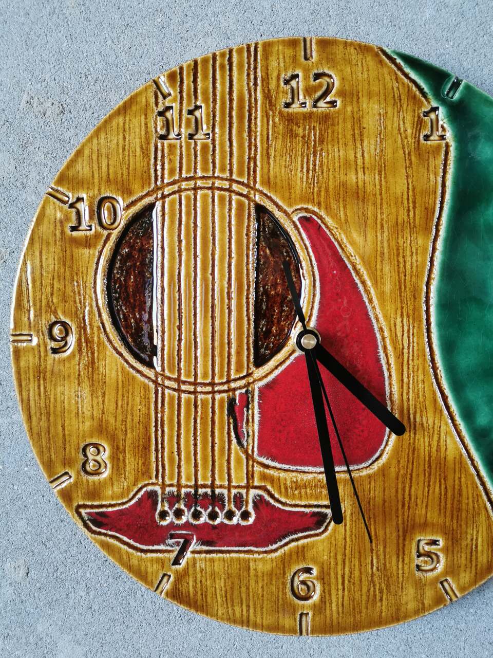 zegar-ceramiczny-gitara-klasyczna-zielony-bursztynowy-rekodzielo-eweolo