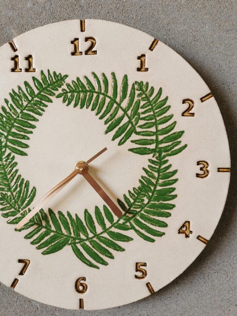 zegar-ceramiczny-wianek-paproci-rekodzielo-naturalna-glina-zielony-eweolo