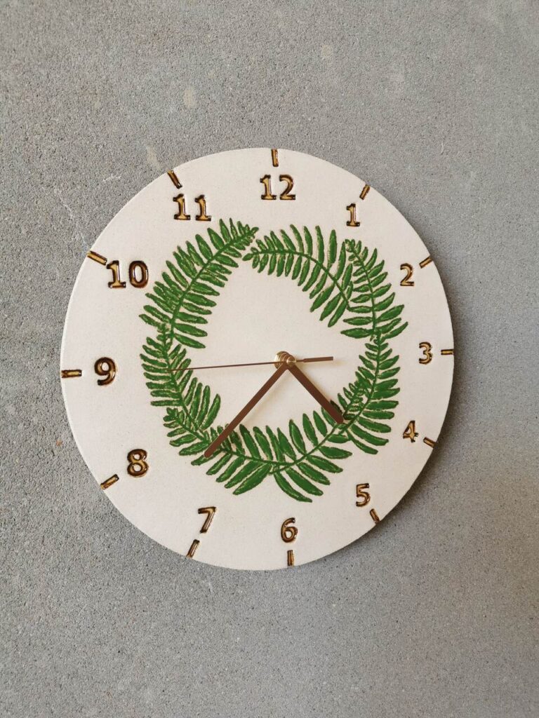 zegar-ceramiczny-z-wiankiem-paproci-recznie-robiony-naturalna-glina-zielony-pracownia-eweolo