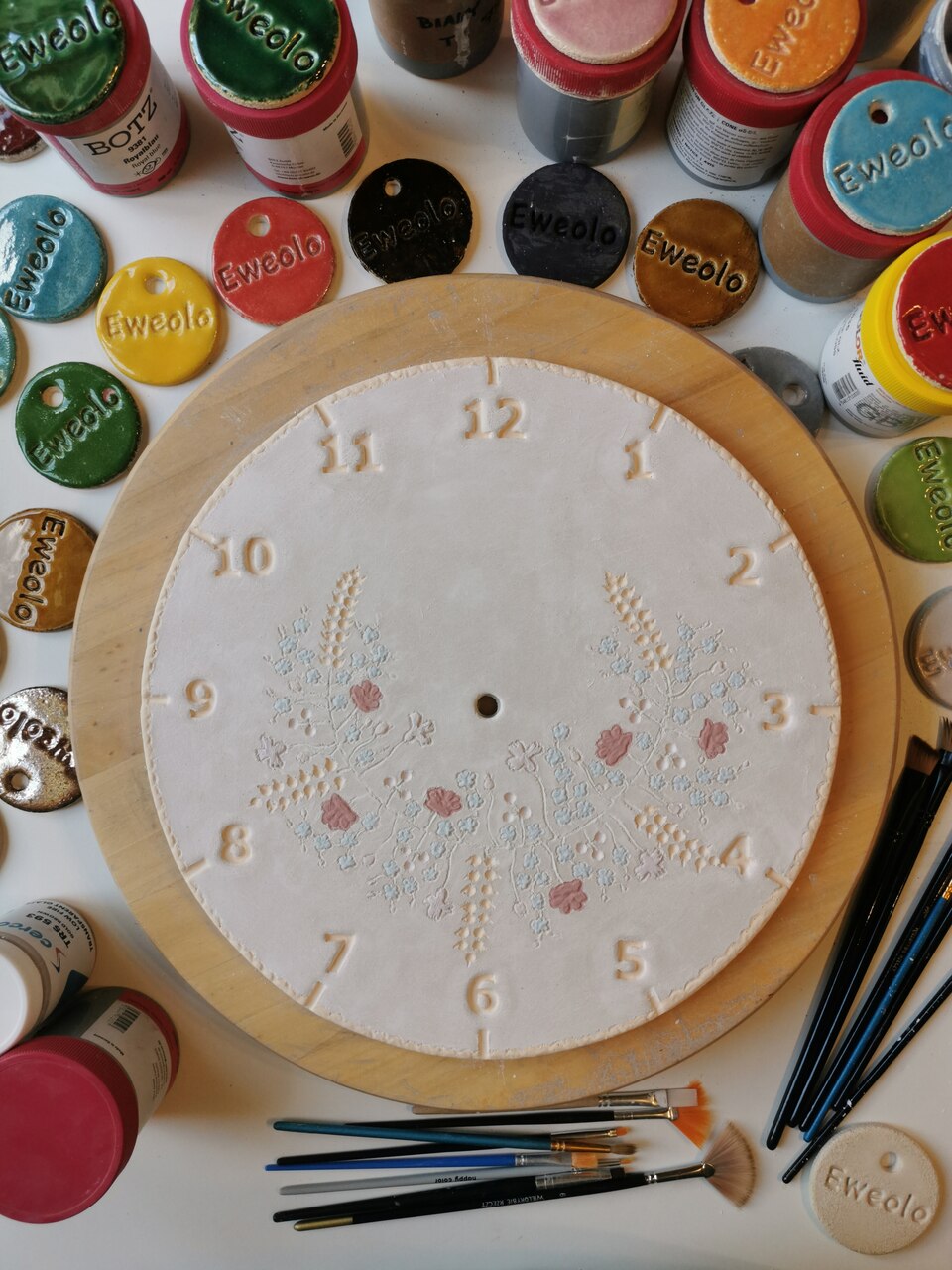 Zegar ceramiczny w czasie szkliwienia w pracowni ceramicznej eweolo.