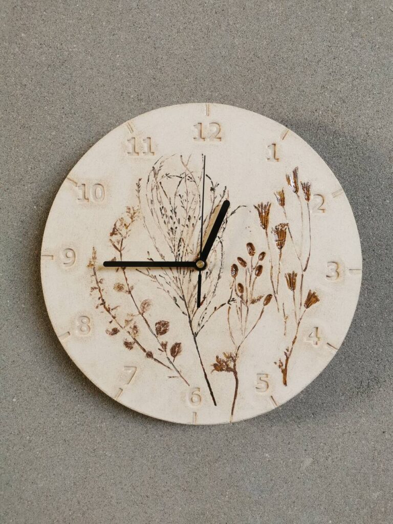 Zegar ścienny unikatowy z odciśniętymi w glinie bylinami - ceramika Eweolo
