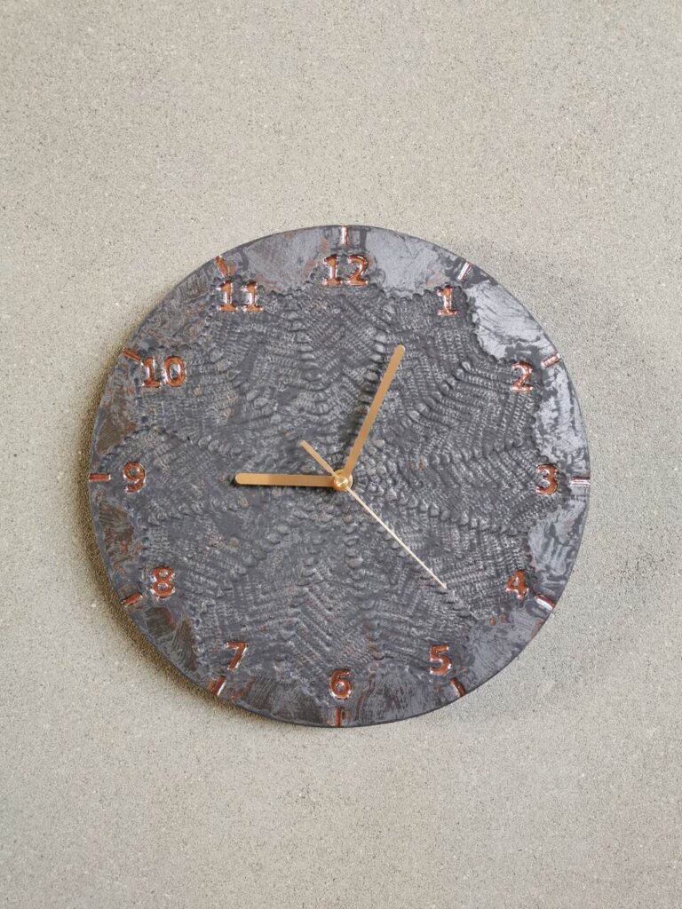 Czarny ceramiczny zegar ścienny z misternym wzorem do salonu bądź eleganckiego biura - Ceramika Eweolo