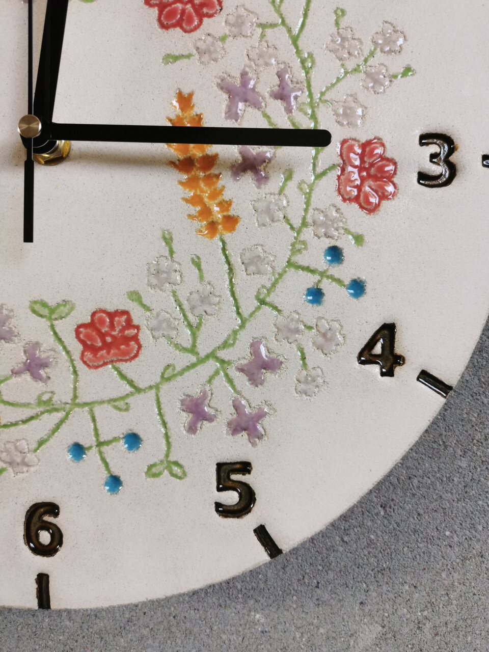 ceramiczne kwiatki na zegarze ściennym - eweolo pracownia