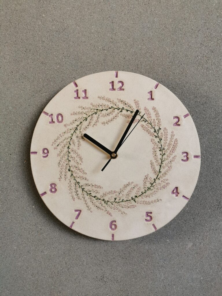 Wianek lawendy na ceramicznym zegarze ściennym, delikatny wzór, naturalna glina, fioletowe cyfry - Ceramika Eweolo