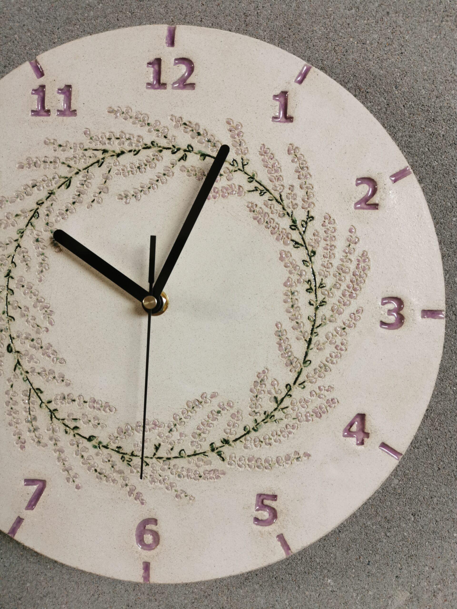 Lawendowy zegar ceramiczny na ścianę kuchni bądź salonu w delikatnych naturalnych barwach - Ceramika Eweolo
