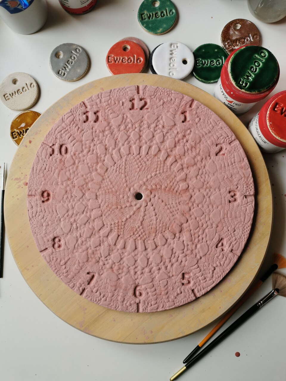 Zegar przed wypałem w piecu ceramicznym, szkliwo w kolorze różowym