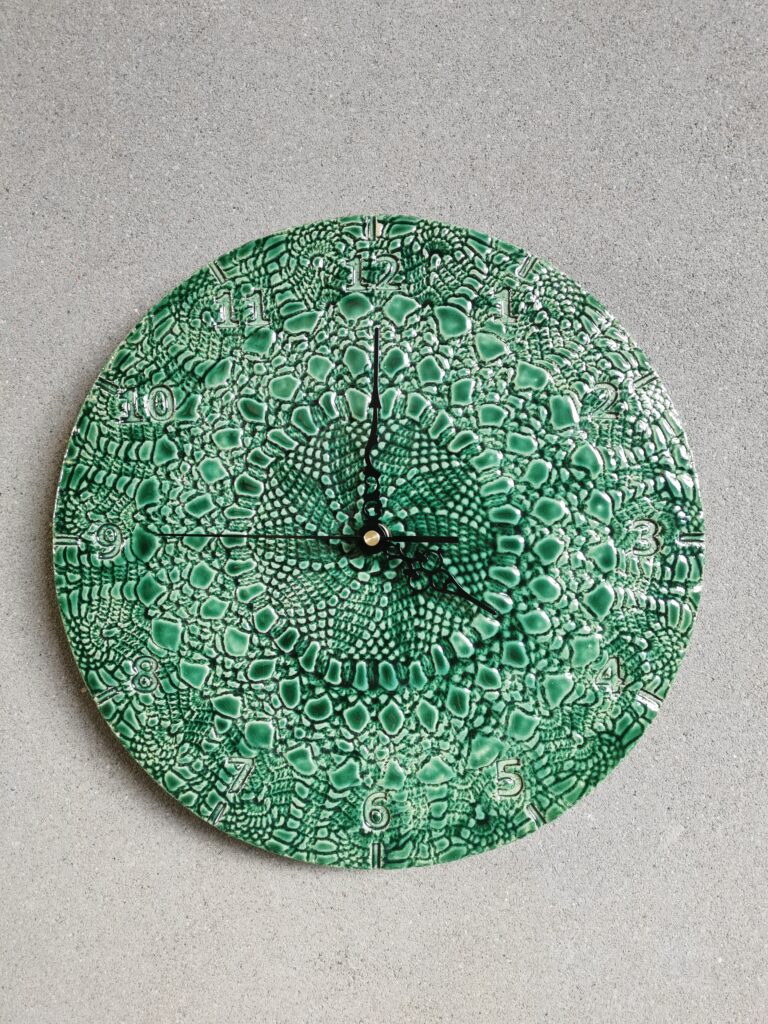Butelkowo zielony zegar ścienny ręcznie wykonany misterny wzór - Ceramika Eweolo