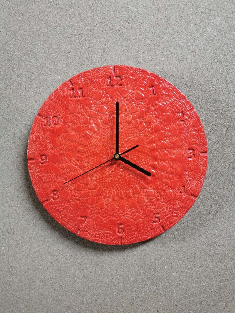 Rubinowo czerwony soczysty zegar ścienny ulepiony z gliny - Ceramika Eweolo