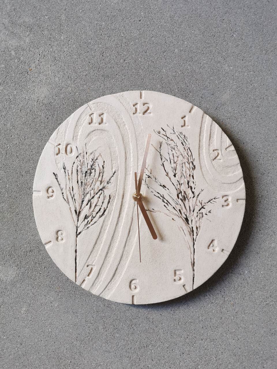 minimalistyczny zegar ceramiczny z trawami – ceramika Eweolo