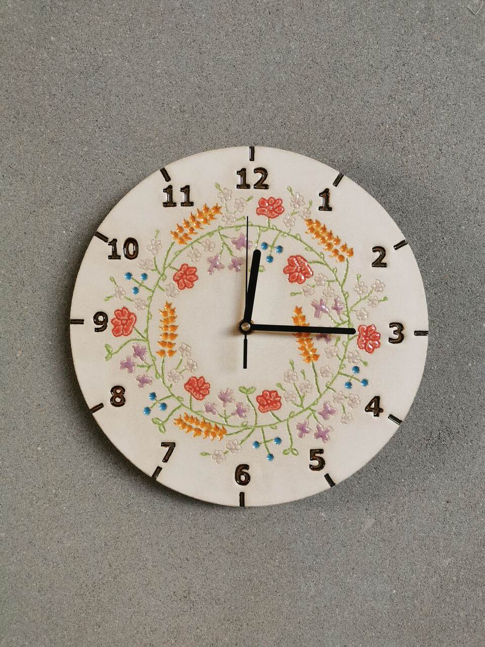 Rustykalny, wiejski wianek na zegarze ściennym, ręcznie wykonana gliniana praca - Ceramika Eweolo