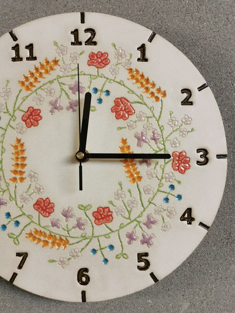 Zegar wiosenny wianek ceramika użytkowa na ścianę wykonana ręcznie - Pracownia Eweolo