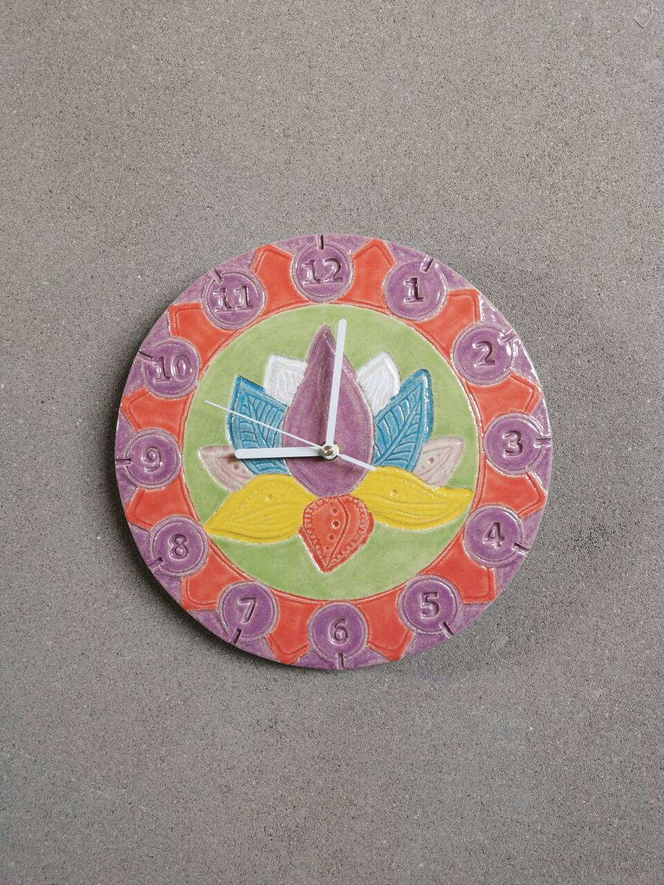 Zegar z kwiatem lotosu w intensywnych kolorach – ceramika Eweolo