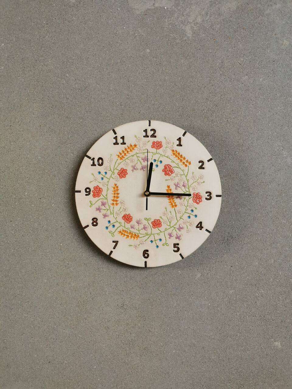 Zegar wiosenny wianek na betonowej ścianie, kolorowy, delikatna i naturalna ozdoba - Ceramika Eweolo
