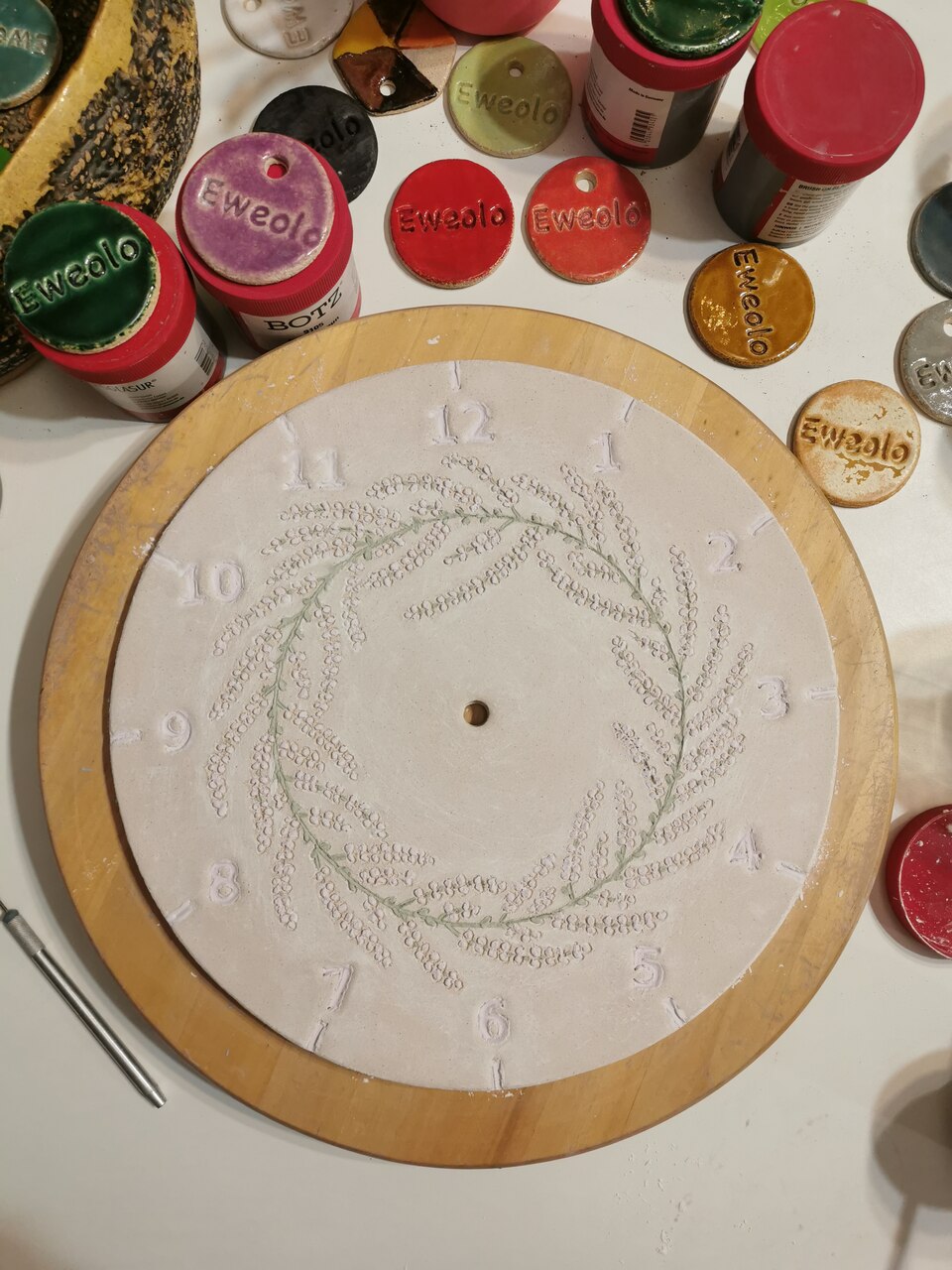 Pomalowany zegar masą szklaną