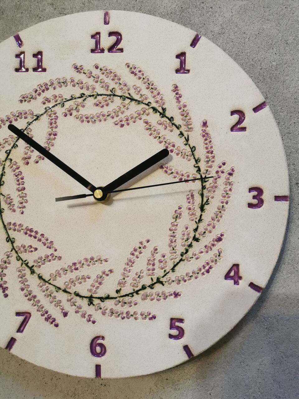 Wianek z lawendy na glinie jak zegar ceramiczny ścienny