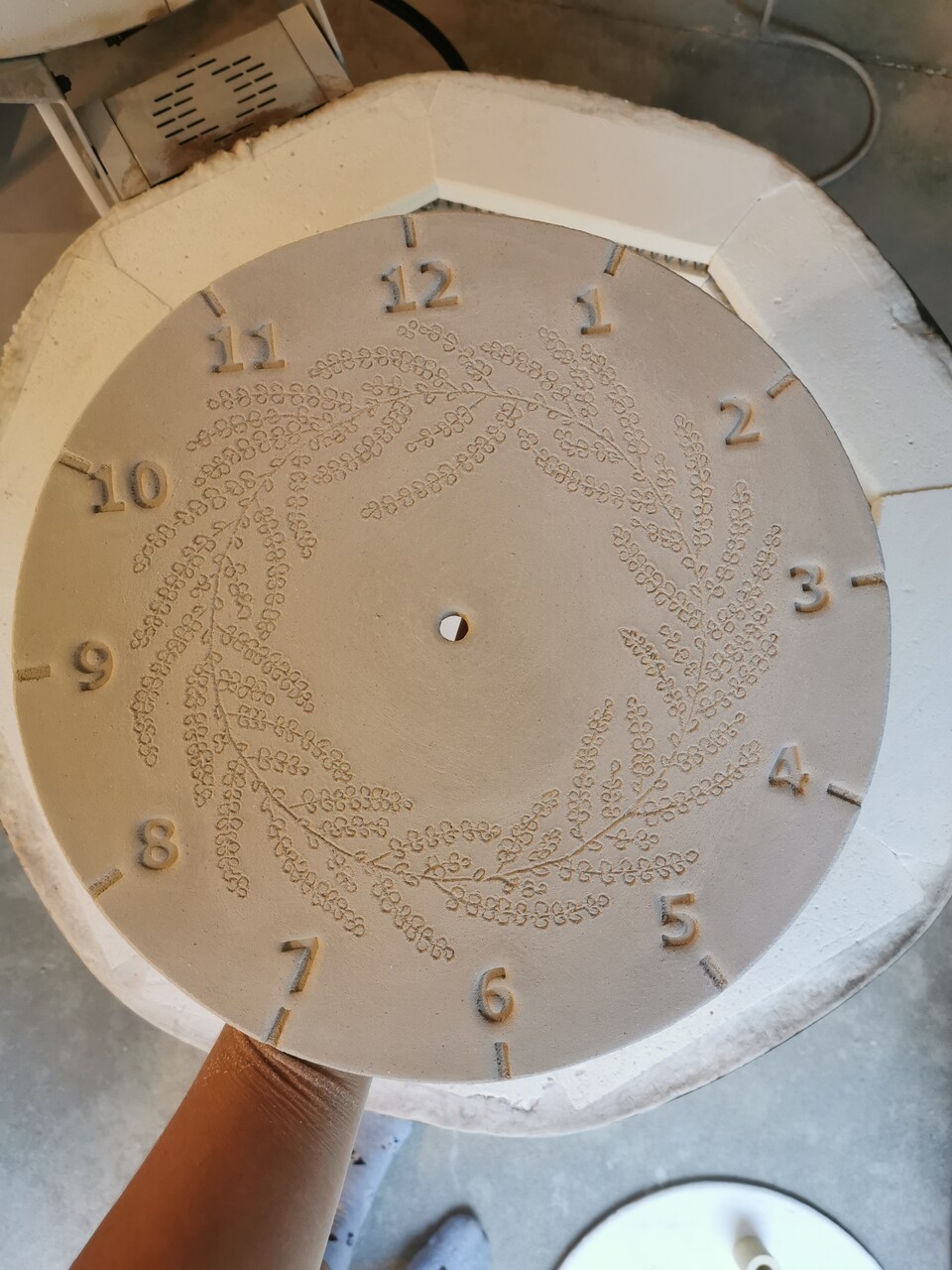 Świeżo ulepina praca z gliny przedstawiająca tarczę zegara z lawendą