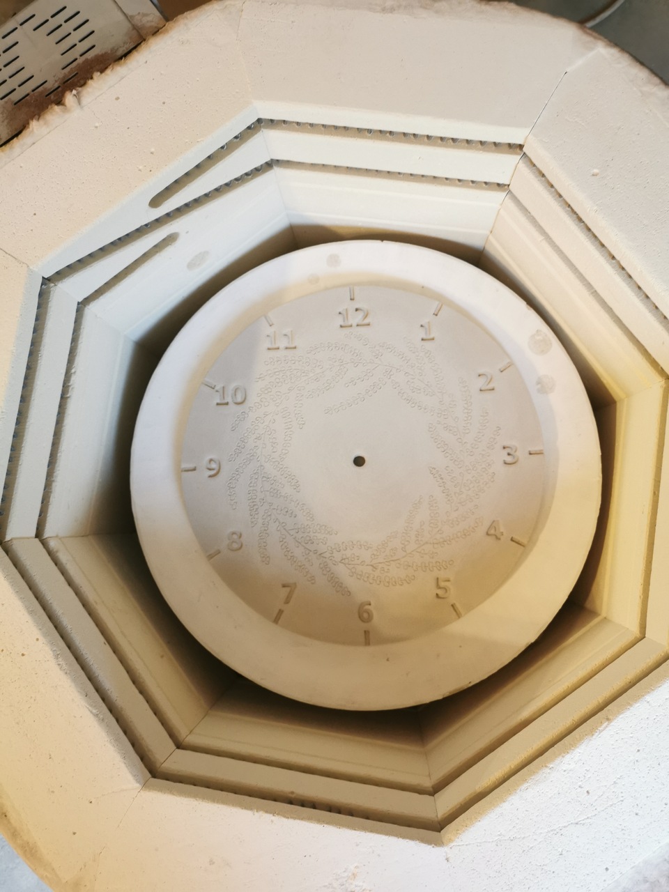 Zegar z lawendą w piecu ceramicznym przed wypałem