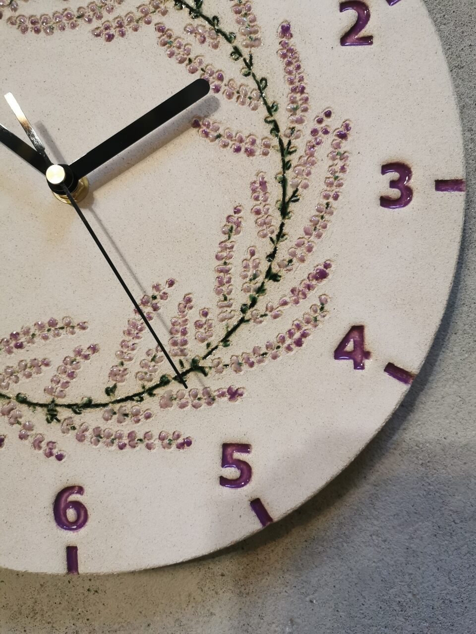 Kwiaty lawendy we wianku glinianym